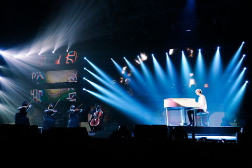 金發(fā)紅衣驚艷亮相，張藝興《大航海2》演唱會(huì)燃爆舞臺(tái)